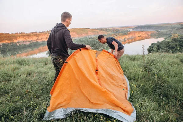 Família homens fim de semana tenda canyon pernoite — Fotografia de Stock