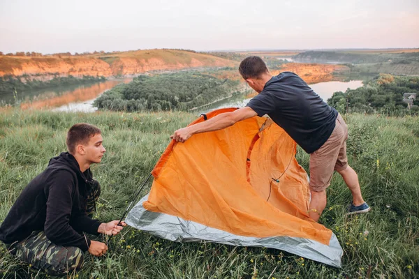 Família homens fim de semana tenda canyon pernoite — Fotografia de Stock