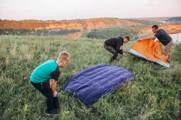 Família homens fim de semana tenda canyon pernoite — Fotografia de Stock