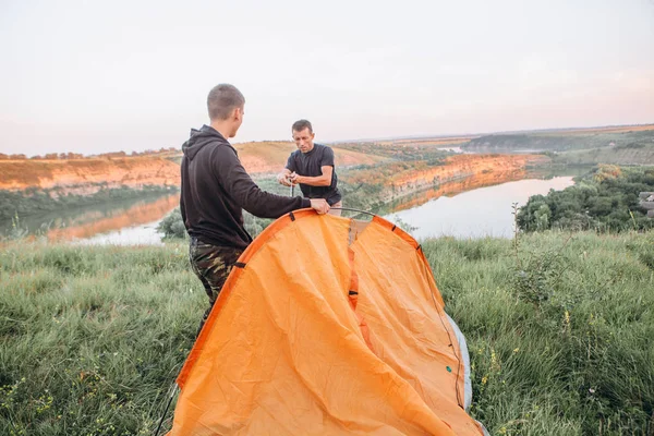 Família homens fim de semana tenda canyon pernoite — Fotografia de Stock