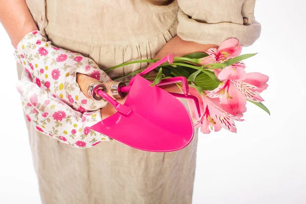 Γυναίκες κηπουρός εργαλεία ροζ χρωματιστά λουλούδια μπουκέτο — Φωτογραφία Αρχείου