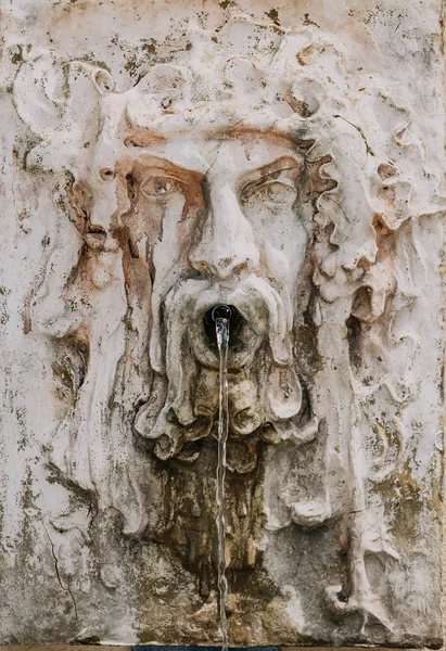 Antica figura fontana d'acqua in cemento vintage — Foto Stock