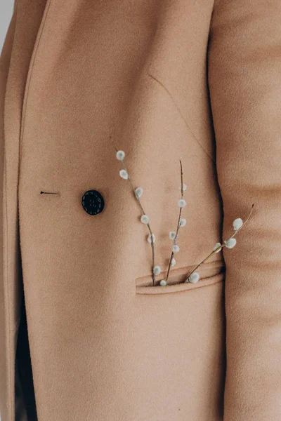Beige stijlvolle jas Willow takken bloeiende zak — Stockfoto
