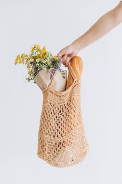 Kadın alışverişi tarzı ip torbası sebzeleri