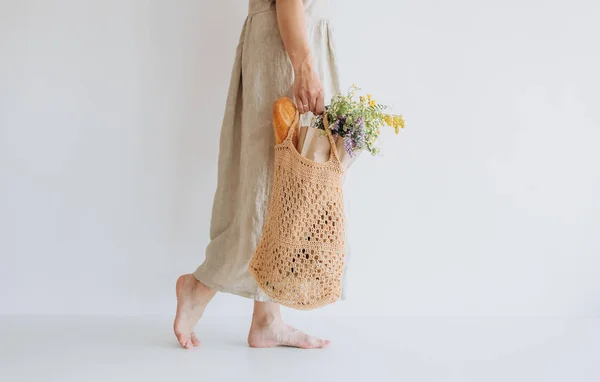 Mulher linho vestido de compras saco de malha reutilizável — Fotografia de Stock