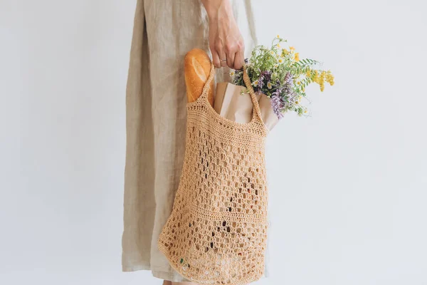 Mulher compras estilo eko corda saco legumes — Fotografia de Stock