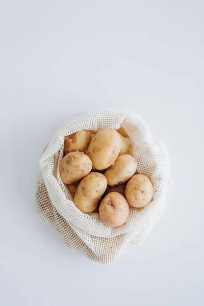 Набор продуктов экологическая сетка белый мешок картофеля — стоковое фото