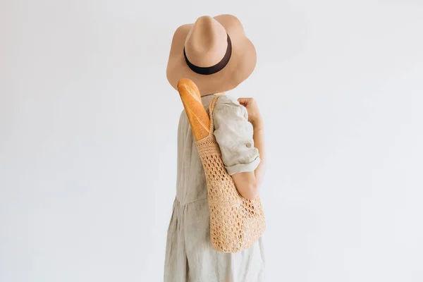 Eco τσάντα φαγητό ώμο γυναίκα λινό φόρεμα καπέλο — Φωτογραφία Αρχείου