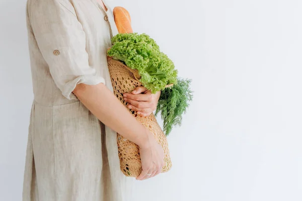 Kobieta przytula jedzenie zielenina zakupy torba siatka — Zdjęcie stockowe