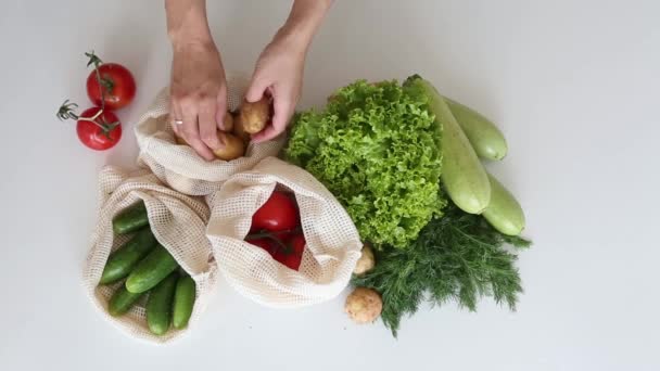 Conjunto de verduras eco cuerda bolsa manos — Vídeo de stock