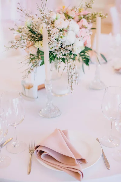 Besteck Dekor Restaurant Blumen Tisch weiß — Stockfoto