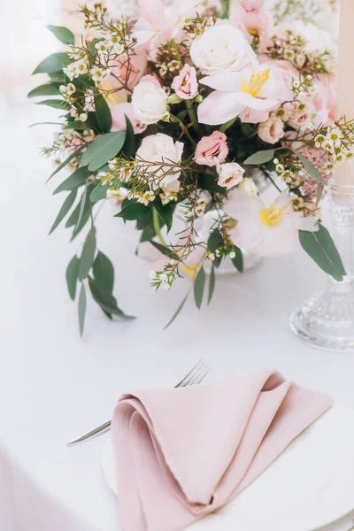 Столовые приборы декор ресторана цветы стол стиль белый — стоковое фото