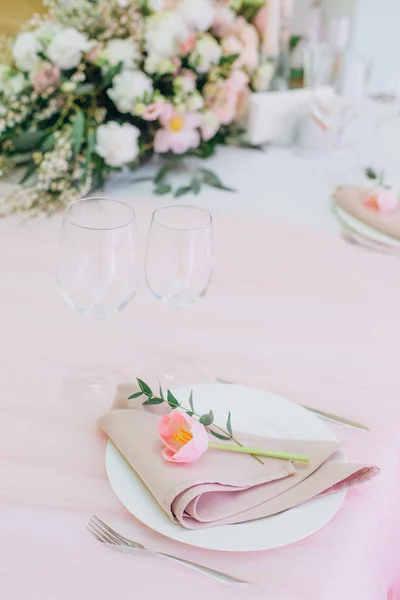 Besteck Dekor Restaurant Blumen Tisch weiß — Stockfoto