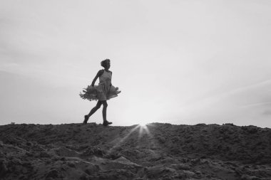 kız kolları yaymak kanatları gökyüzü genişlik çalışır