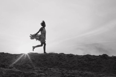 kız kolları yaymak kanatları gökyüzü genişlik çalışır