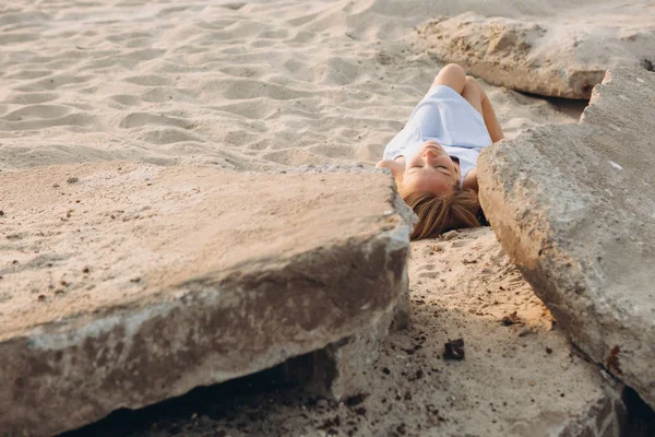 Donna sdraiata pietre di sabbia primo piano — Foto Stock