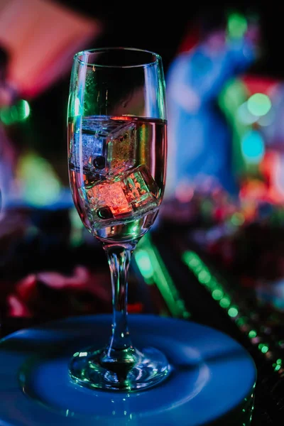 Коктейль скляний лід кольоровий світлий свято ніч вечірка — стокове фото