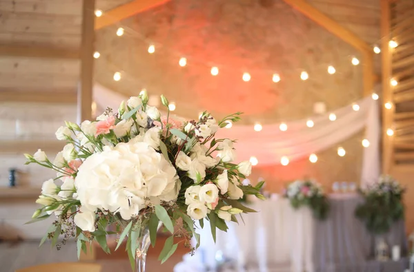 Casamento festa mesa decoração flores retro lâmpadas guirlanda — Fotografia de Stock