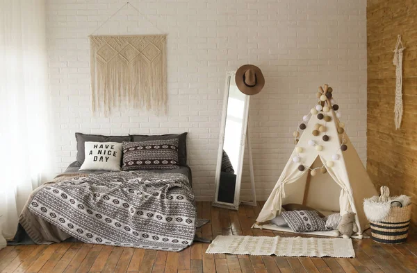 Schlafzimmer interior style boho bed wigwam kinderzimmer — Stockfoto