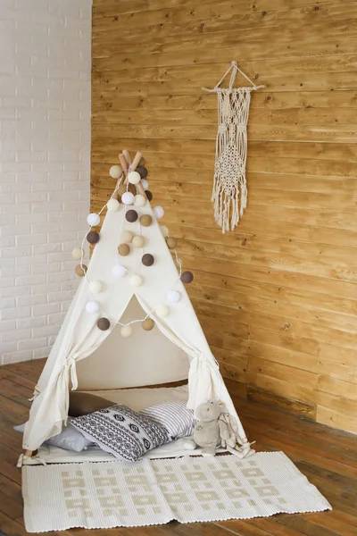 Quarto das crianças interior estilo boho wigwam decoração indiana — Fotografia de Stock