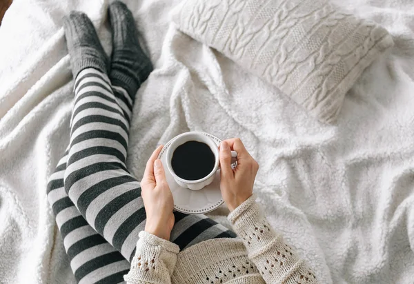 Meisje student legging warm bed kopje koffie schotel — Stockfoto