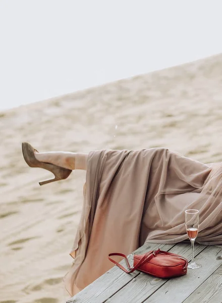 Ragazze bei vestiti tacchi spiaggia spiaggia tempo libero — Foto Stock