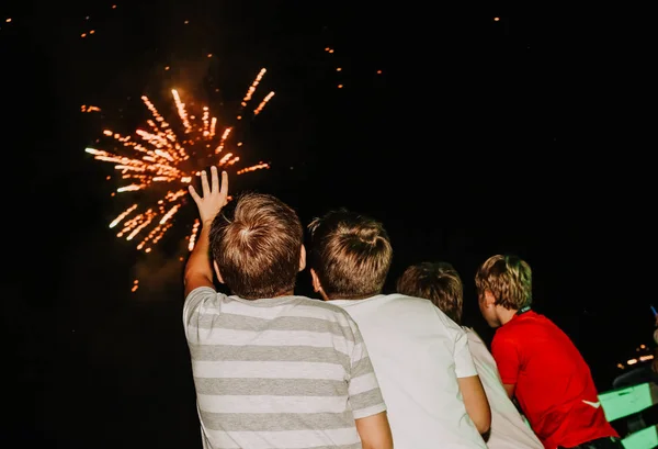 Enfants regarder feux d'artifice colorés garçons dos — Photo
