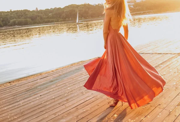 kızlar güzel elbiseler topuklu plaj sahil eğlence