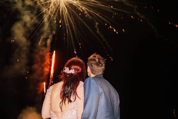 Paar liefde kijken nacht vuurwerk Sky View terug — Stockfoto