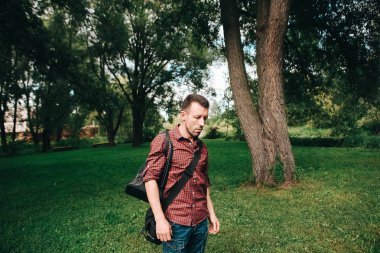 sırt çantası gezi dinlenme parkı yalnız adam