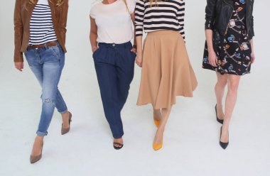 moda giysi çeşitliliği grup modelleri hareket arka plan