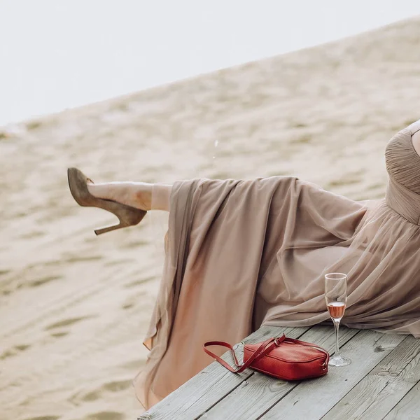 Ragazze bei vestiti tacchi spiaggia spiaggia tempo libero — Foto Stock