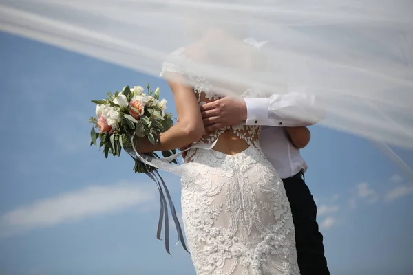 婚礼新娘新郎在顶风面纱 — 图库照片