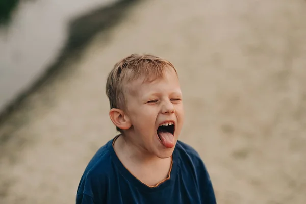 Παιδικό αγόρι συναισθήματα παραλία καλοκαίρι ενεργή ψυχαγωγία — Φωτογραφία Αρχείου