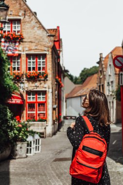 kadın kırmızı sırt çantası adresi arama dar sokak
