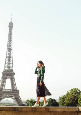 Portre şık kadın arka plan Eyfel Kulesi Paris