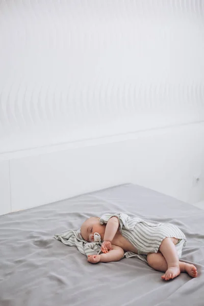 Novorozené dítě spát fiktivní ložnice kryté přikrývky — Stock fotografie