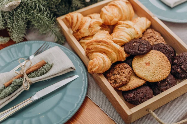 Christmas cookies croissants tray festive table decor — Stock Photo, Image