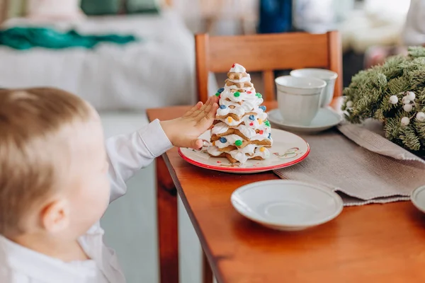 Boże Narodzenie wakacje nowy rok dziecko zjada pyszne ciasto — Zdjęcie stockowe