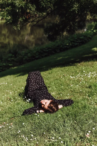 Femme touriste repos vert pelouse glade parc — Photo