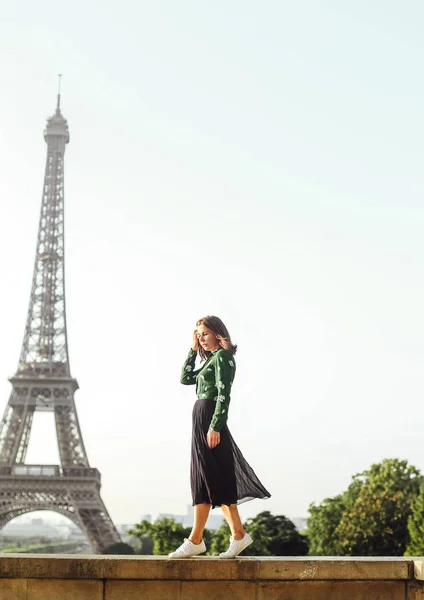 Portrét stylové ženské pozadí Eiffel Tower Paříž — Stock fotografie