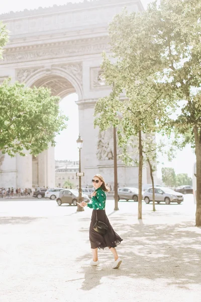 관광 관광 명소 파리 여성 여성 핸드백 스마트 폰 — 스톡 사진