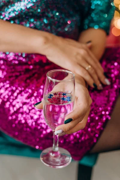 Mujer brillante vestido rojo copa champán tostadas — Foto de Stock