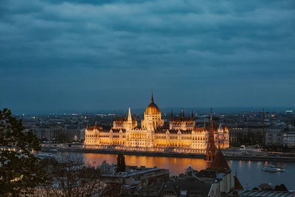 Budapest parlamentet natt gul belysning flodbanken — Stockfoto