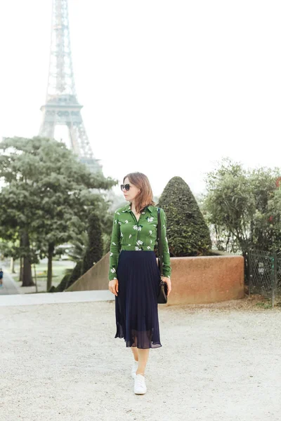 Retrato elegante mulher fundo Torre Eiffel Paris — Fotografia de Stock