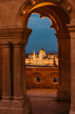 Budapeşte parlamento gece sarı aydınlatma nehir kıyısında