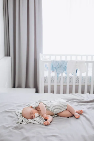 新生児はダミーの寝室カバー毛布を眠る — ストック写真