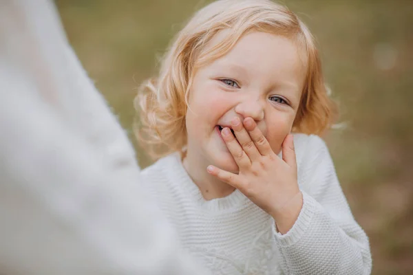 Girl skrattar täcker Face hand Walk mamma Park — Stockfoto