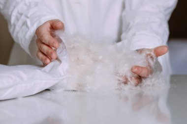 beyaz doğal kabarık masa elleri çalışan temiz form