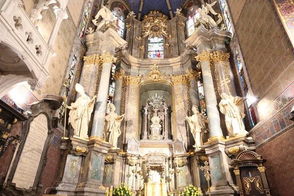 Majestic architecture catholic cathedral inside columns — Stock Photo, Image